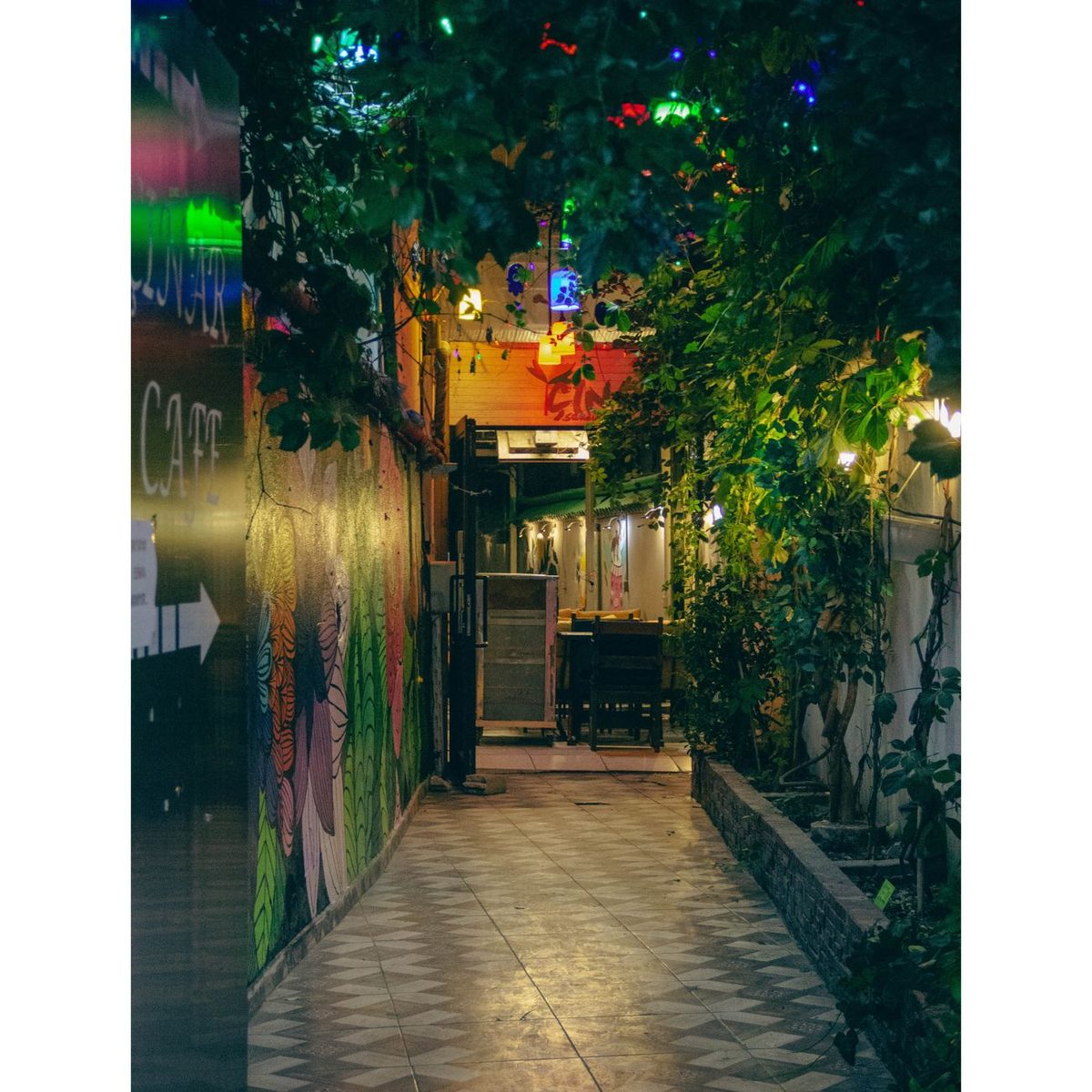 Entrada de la fonda desde la calle