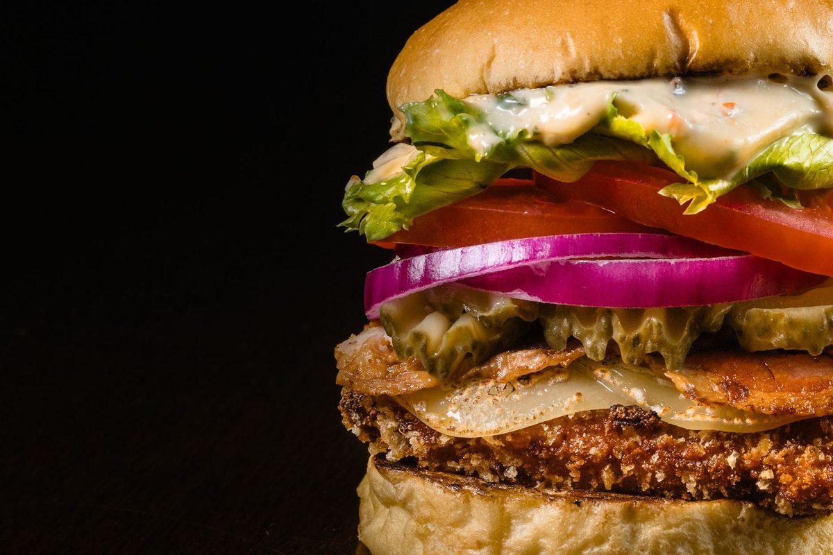 Hamburguesa de pollo crispy con lechuga, tomate y aderezo