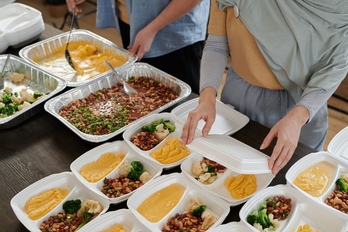 Comida lista para llevar en empaques