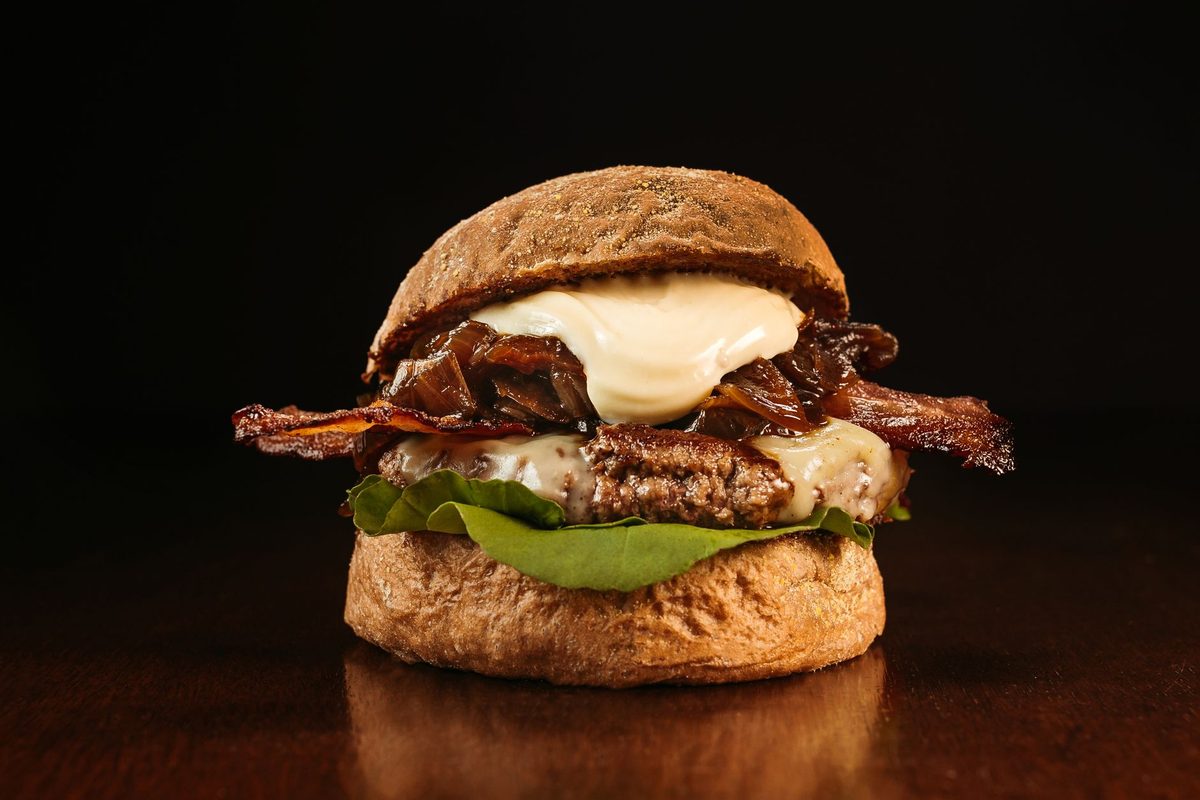 Hamburguesa doble con tocino crujiente y salsa de la casa