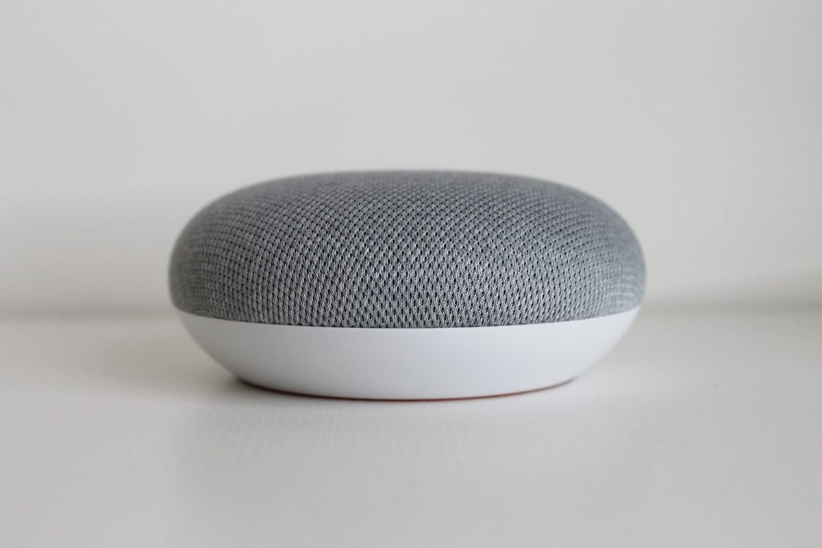 Bocina compacta gris sobre una mesa blanca