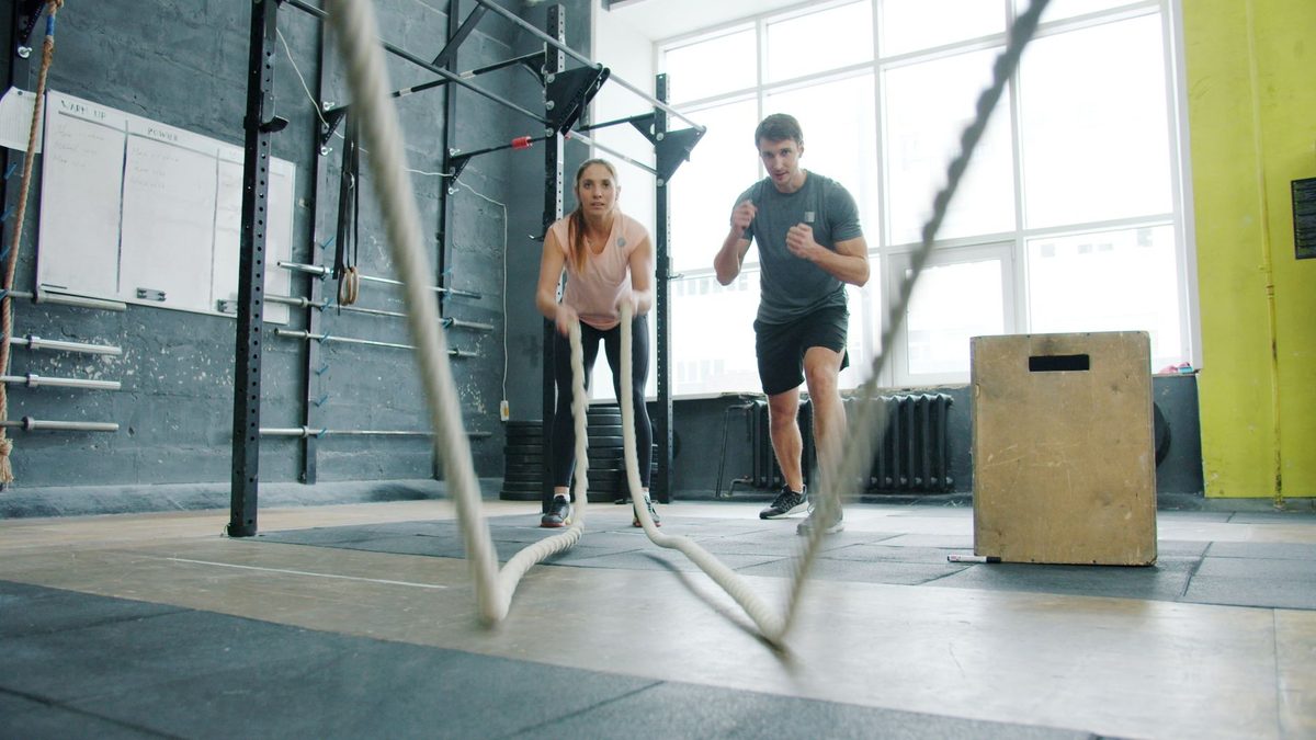 Clase de entrenamiento funcional en grupo