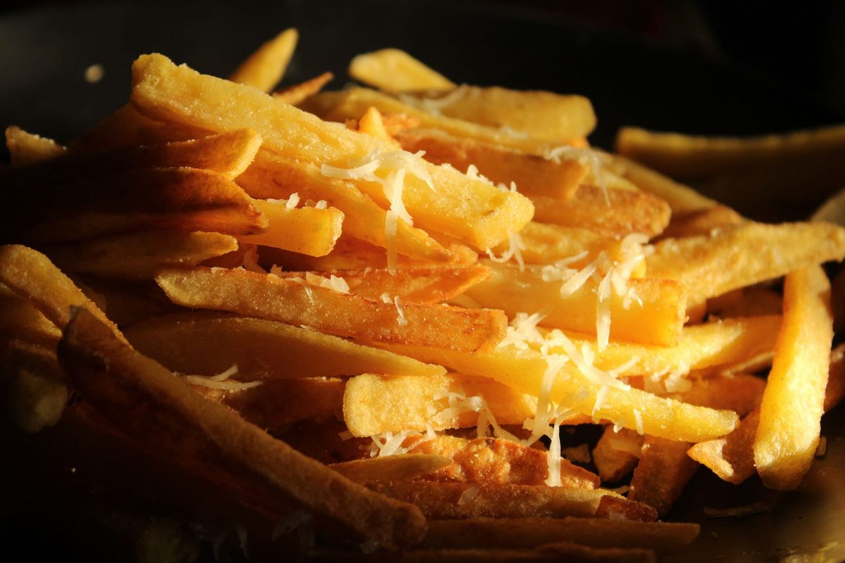 Papas fritas doradas con queso rallado, de cerca