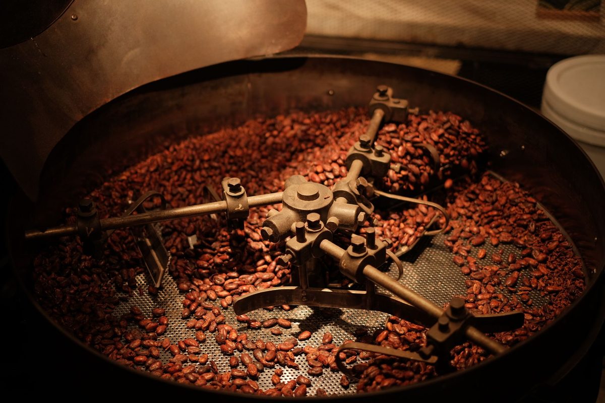 Granos de café tostándose en el tostador