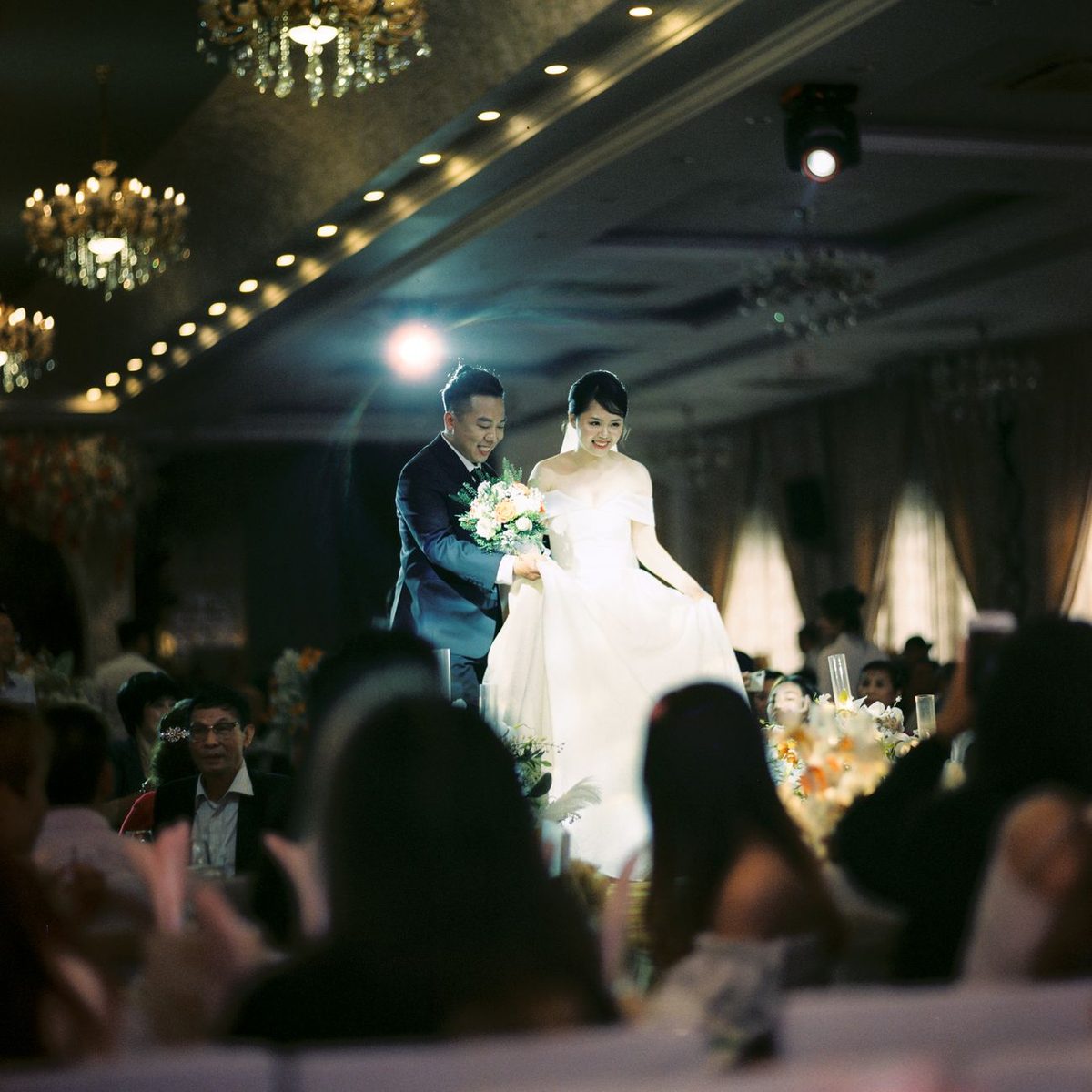 Pareja de novios durante la recepción