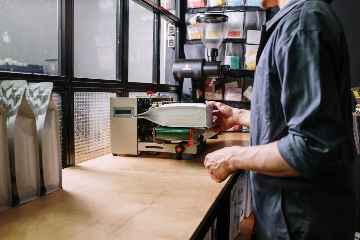 Sellando una bolsa de café recién empacado