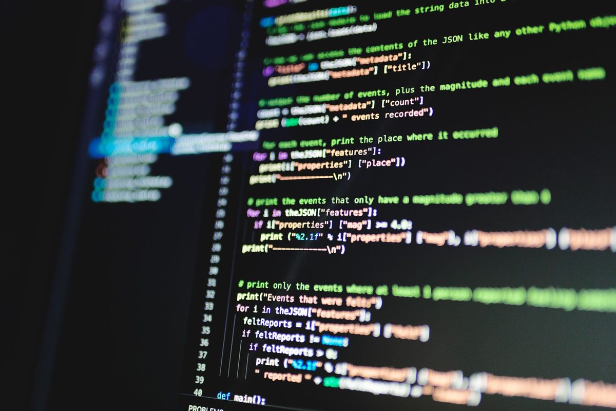 Líneas de código de cerca en un editor oscuro