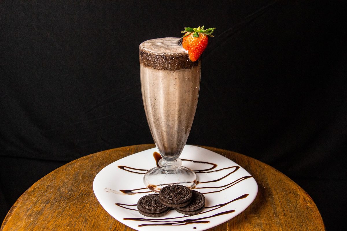 Malteada de chocolate con galletas y una fresa encima