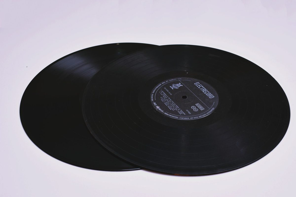 Dos vinilos negros sobre un fondo claro