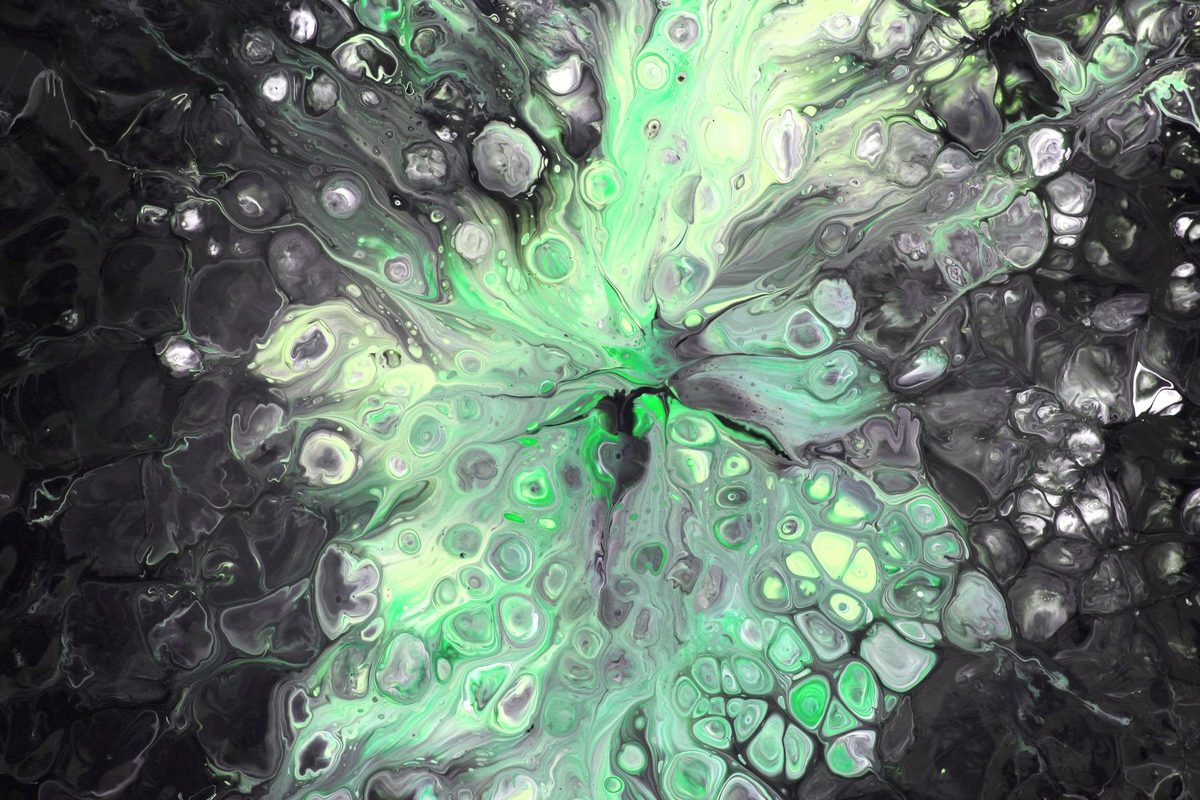 Células vistas al microscopio, en verde sobre fondo oscuro