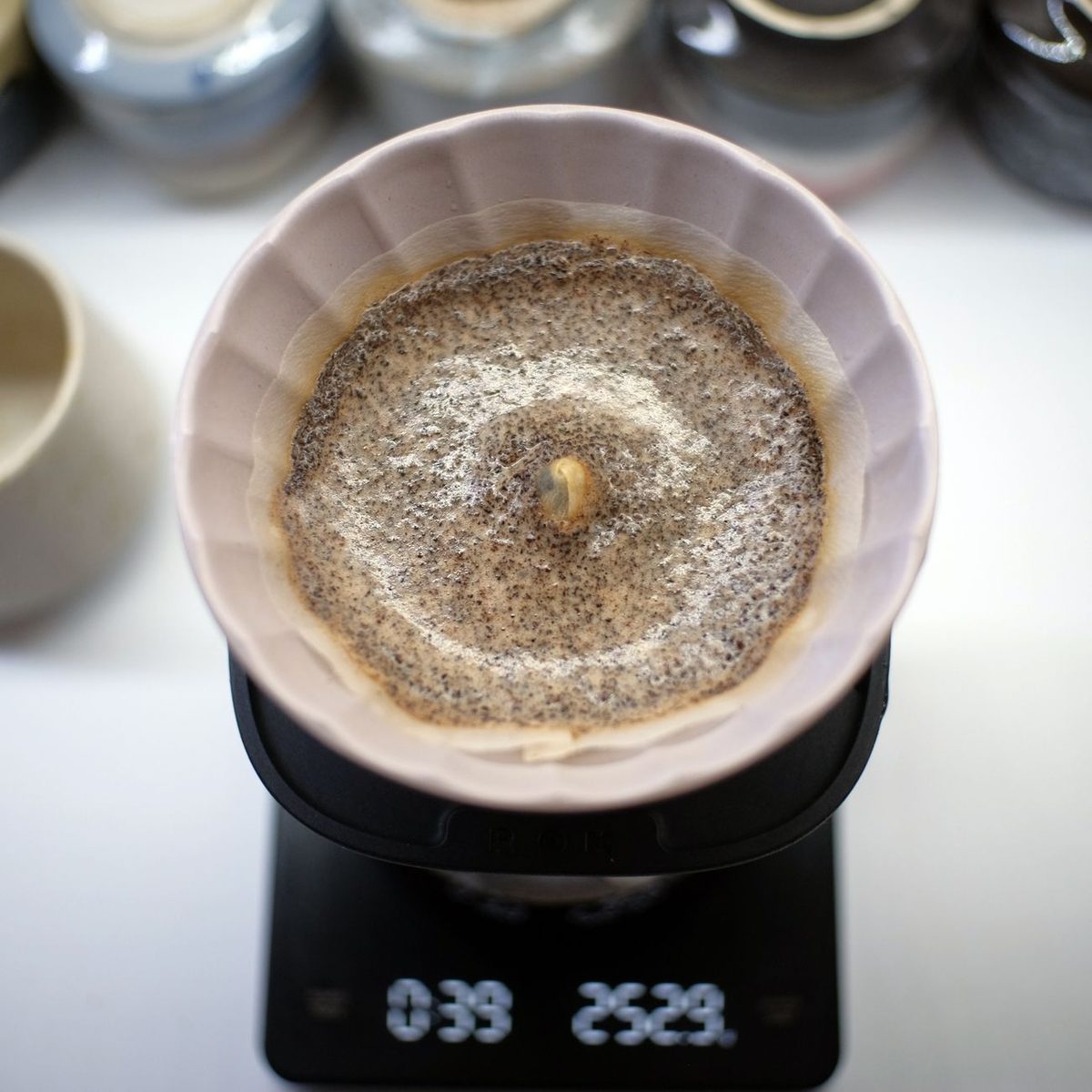 Café filtrado preparándose
