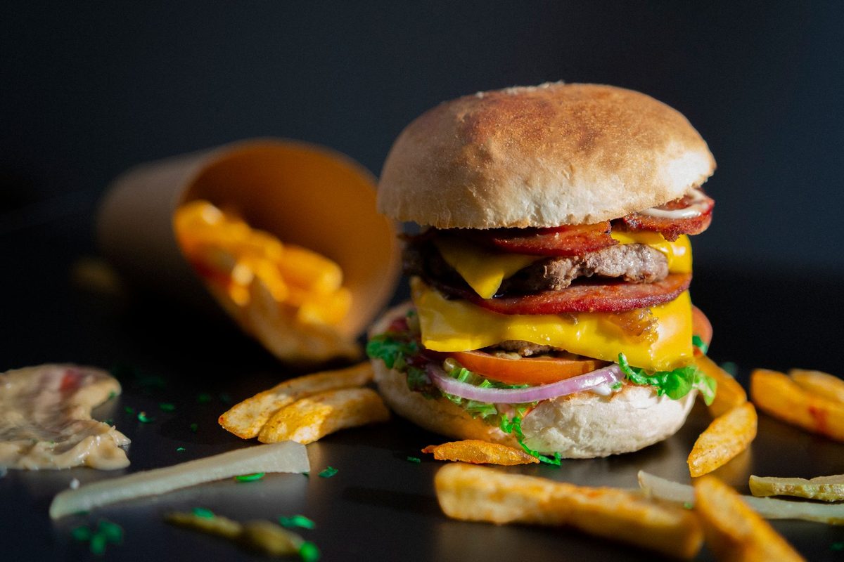 Combo de hamburguesa con papas fritas y salsa sobre la mesa