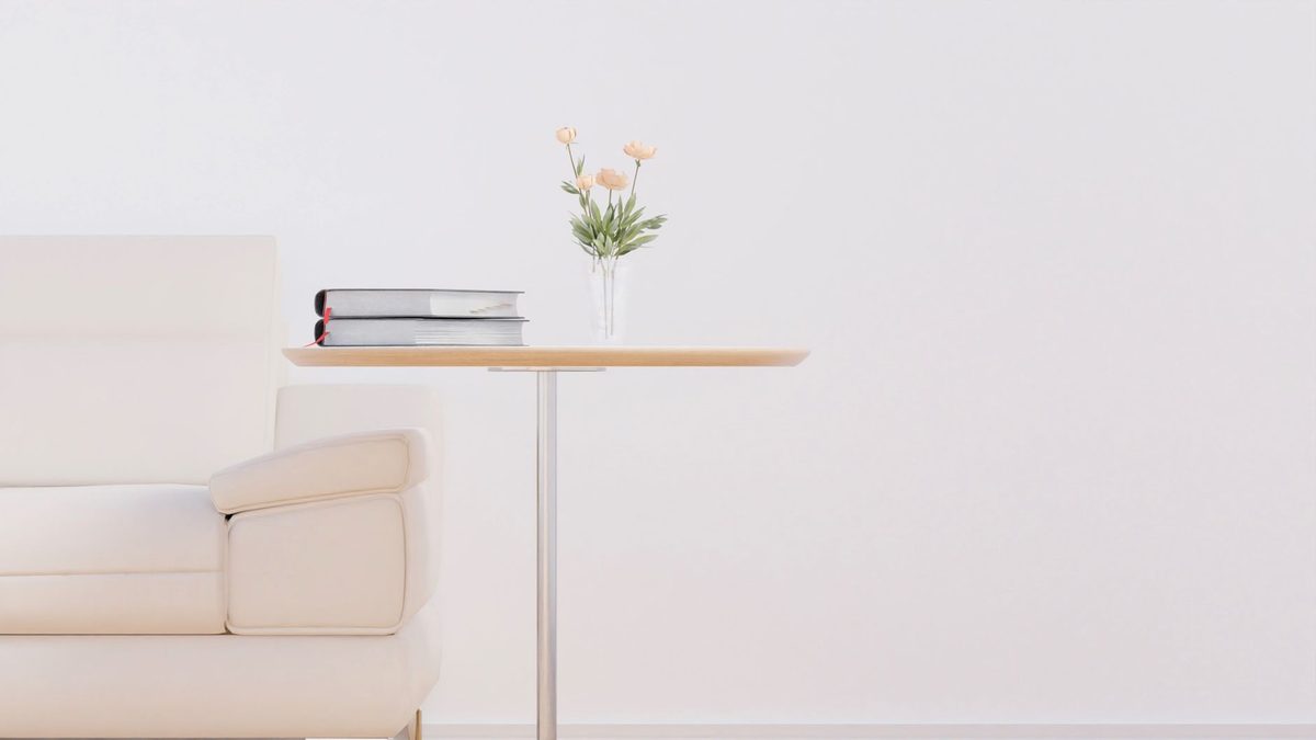 Sala luminosa y minimalista con muebles blancos