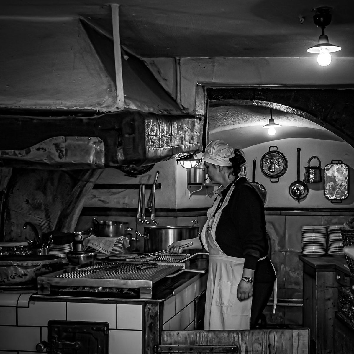 Cocinera preparando un plato en la estufa