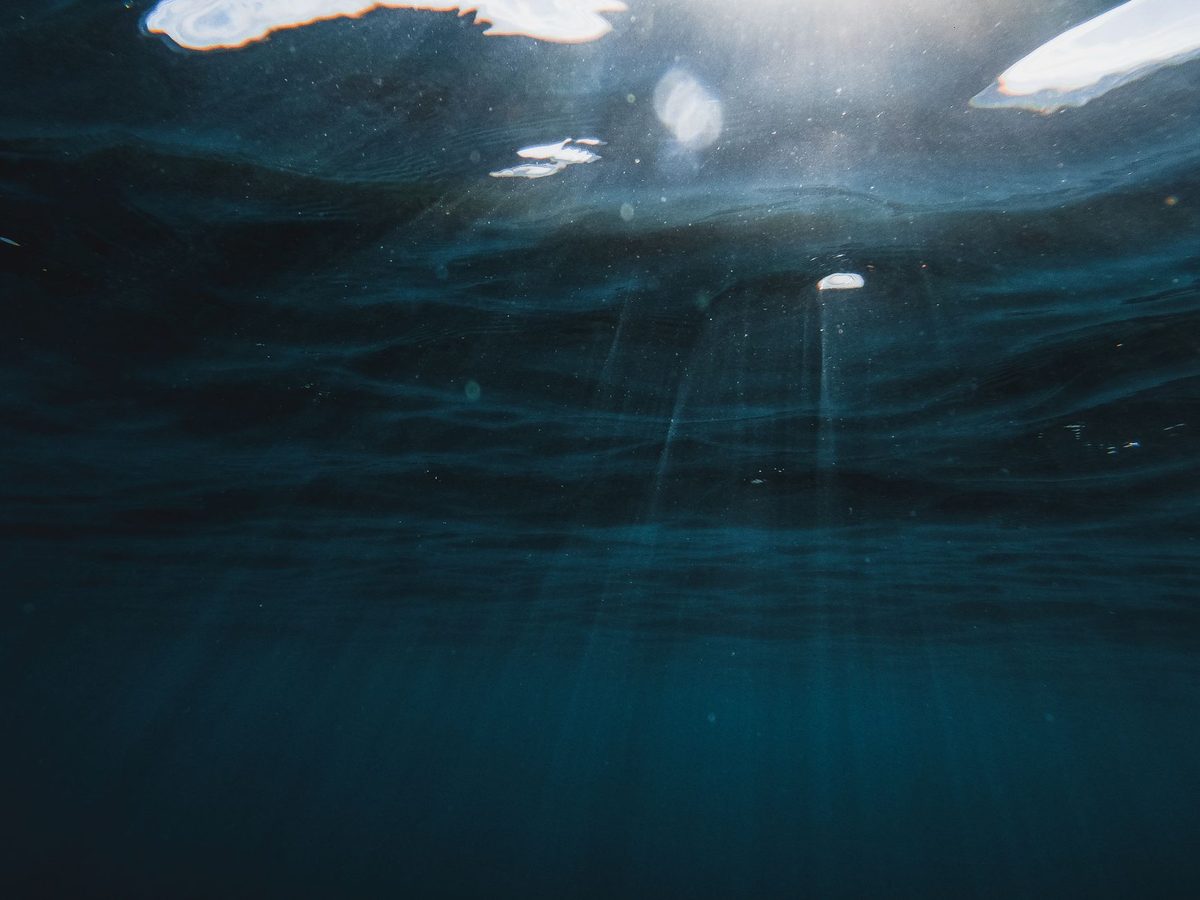 Luz que entra desde la superficie en aguas profundas