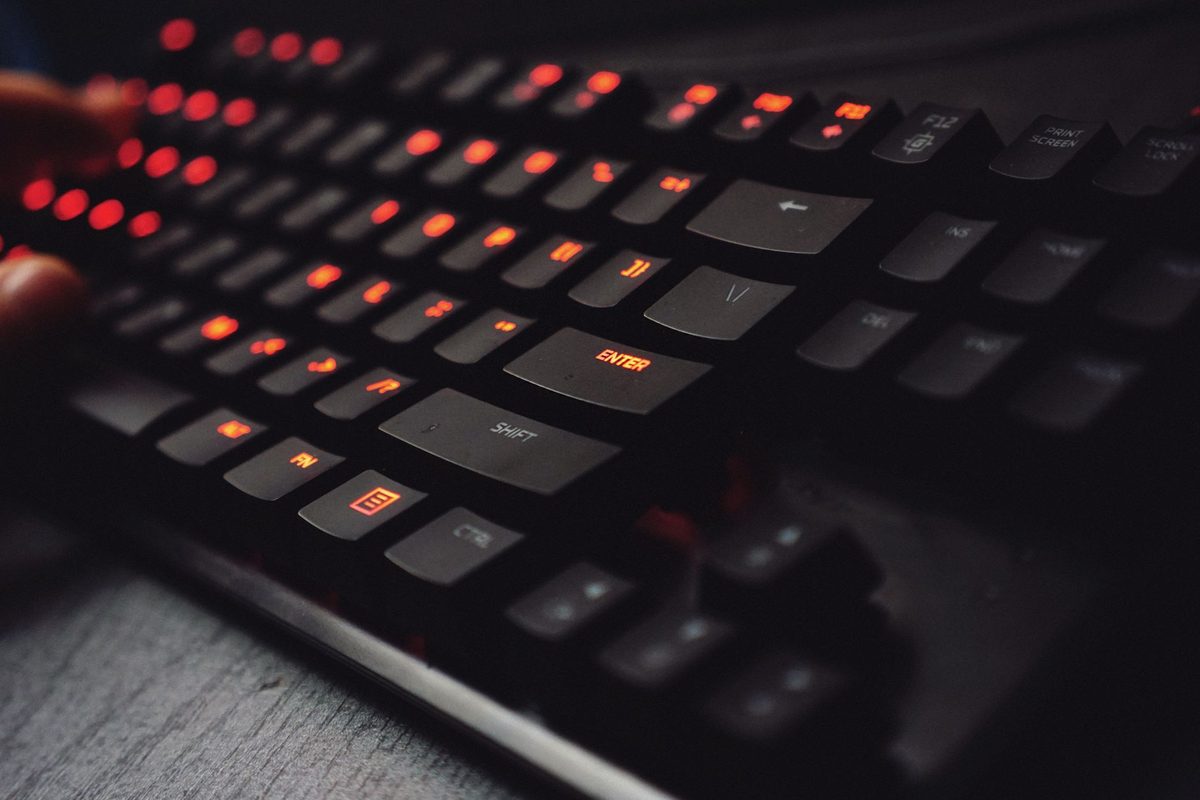 Teclado oscuro con un brillo cálido en las teclas
