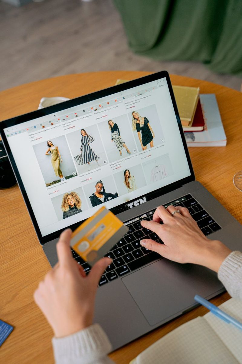 Vista de producto de e-commerce con galería de imágenes y detalles de compra