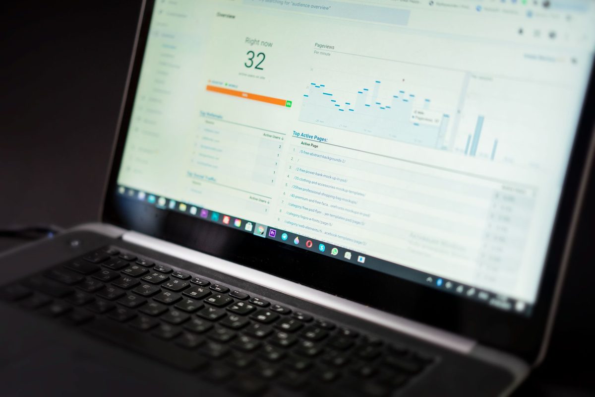 Panel de administración con tablas de datos y controles de gestión