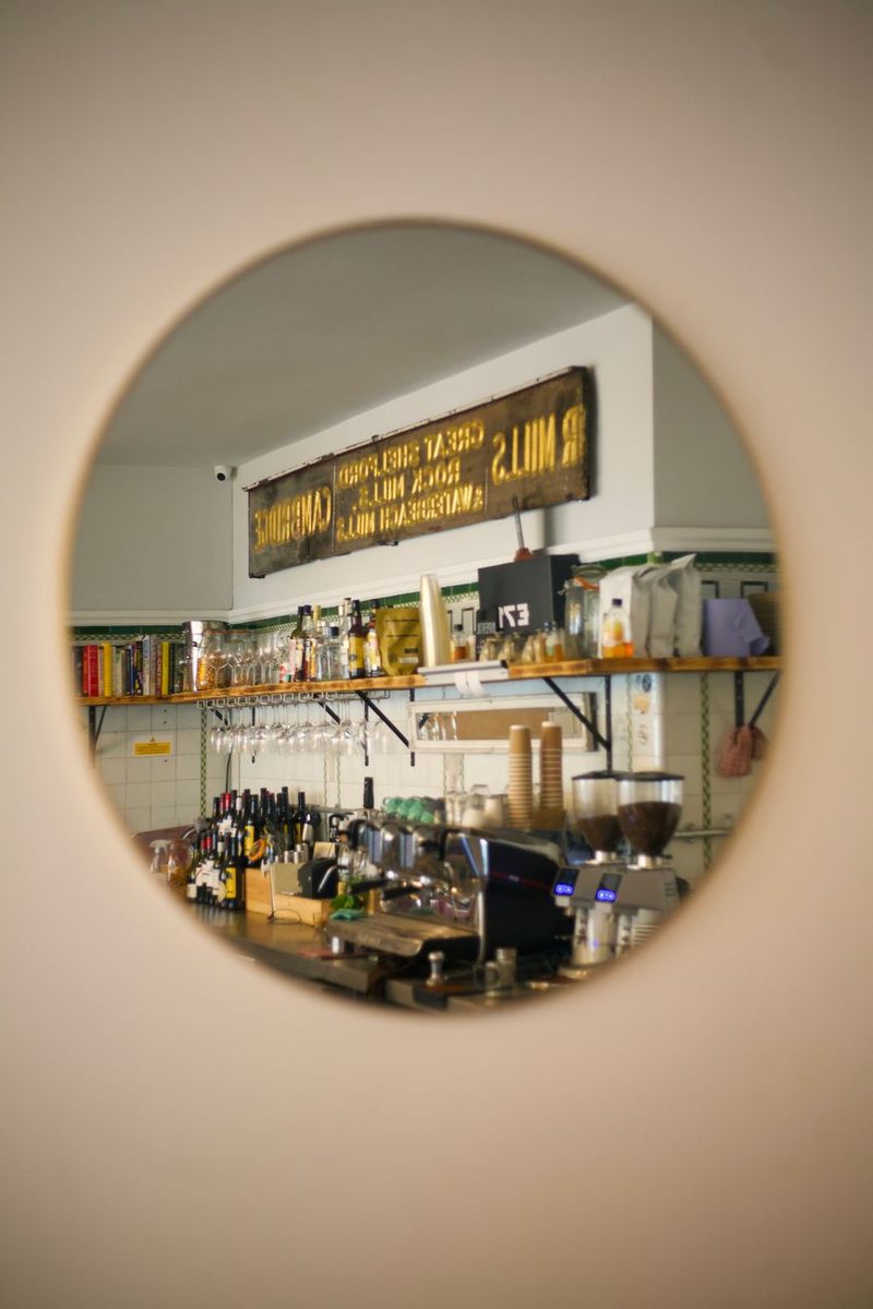Barista preparando café en método de filtrado