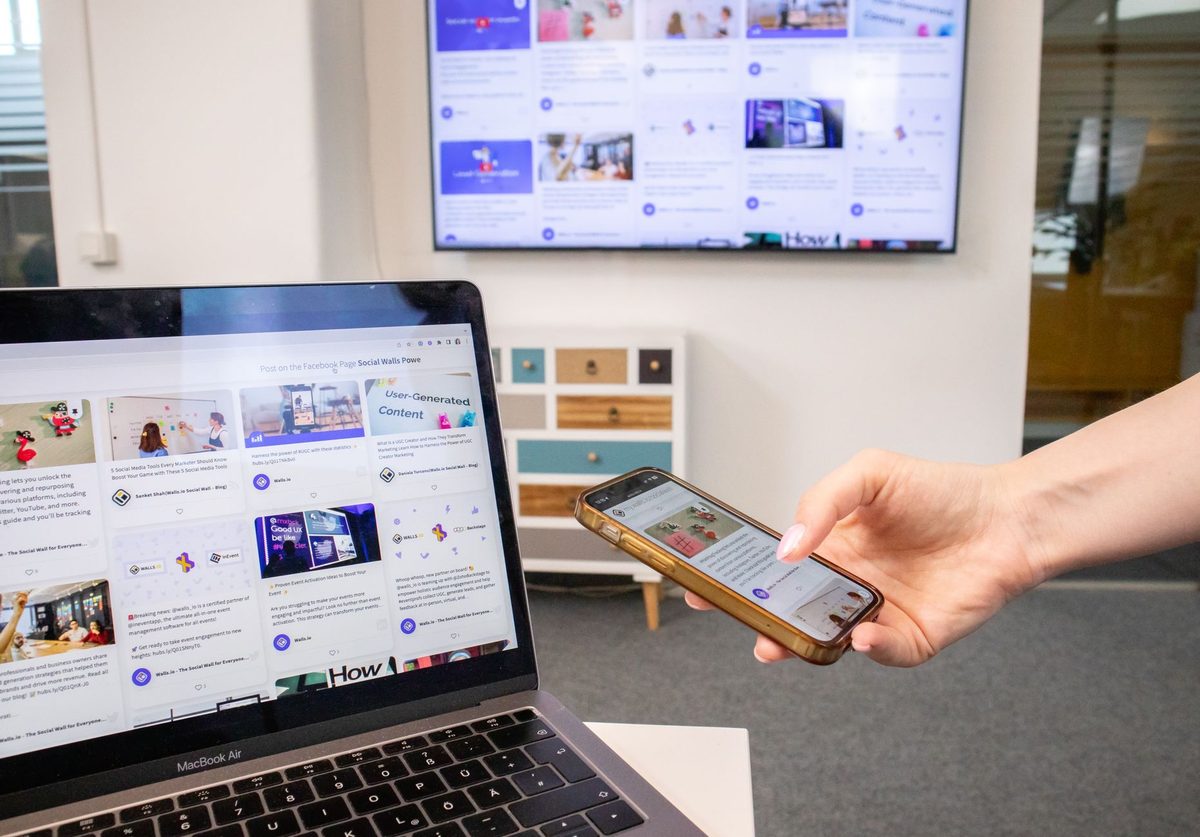 Dispositivo Chromecast conectado a un televisor para transmitir contenido digital