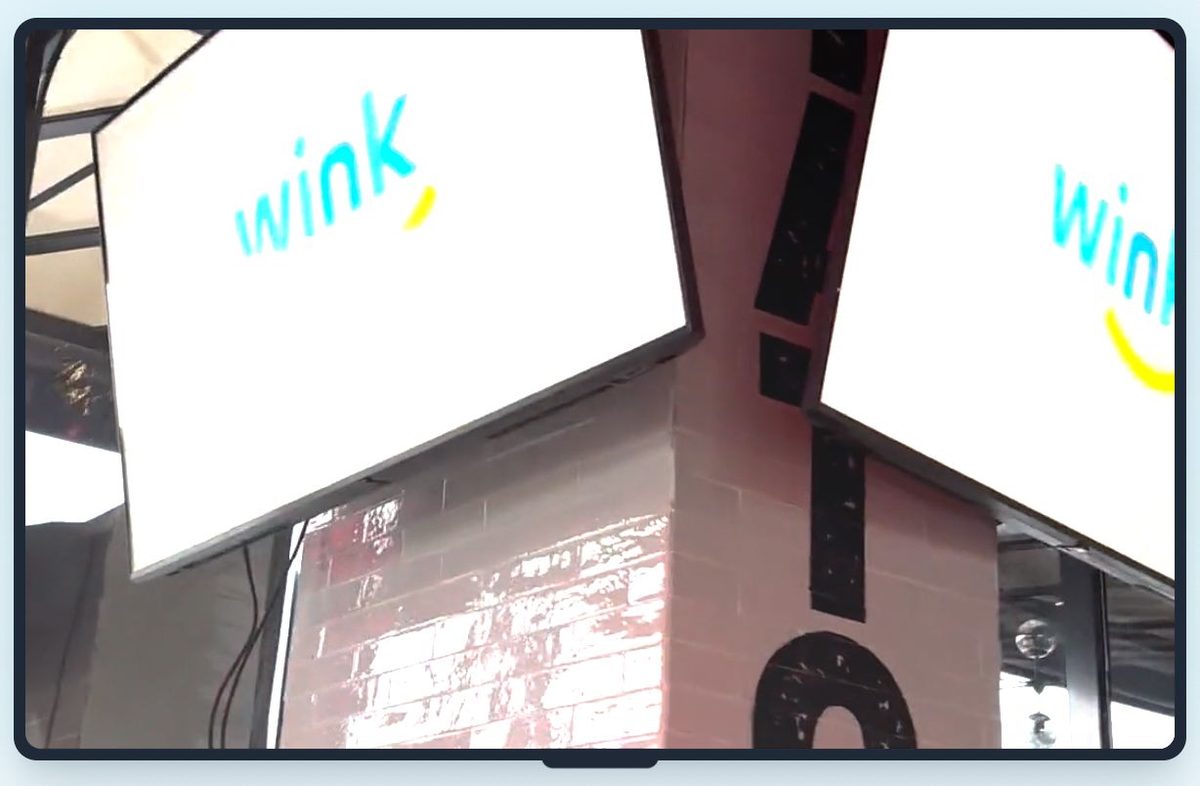 Pantalla de televisión mostrando contenido de señalización digital gestionado con Wink