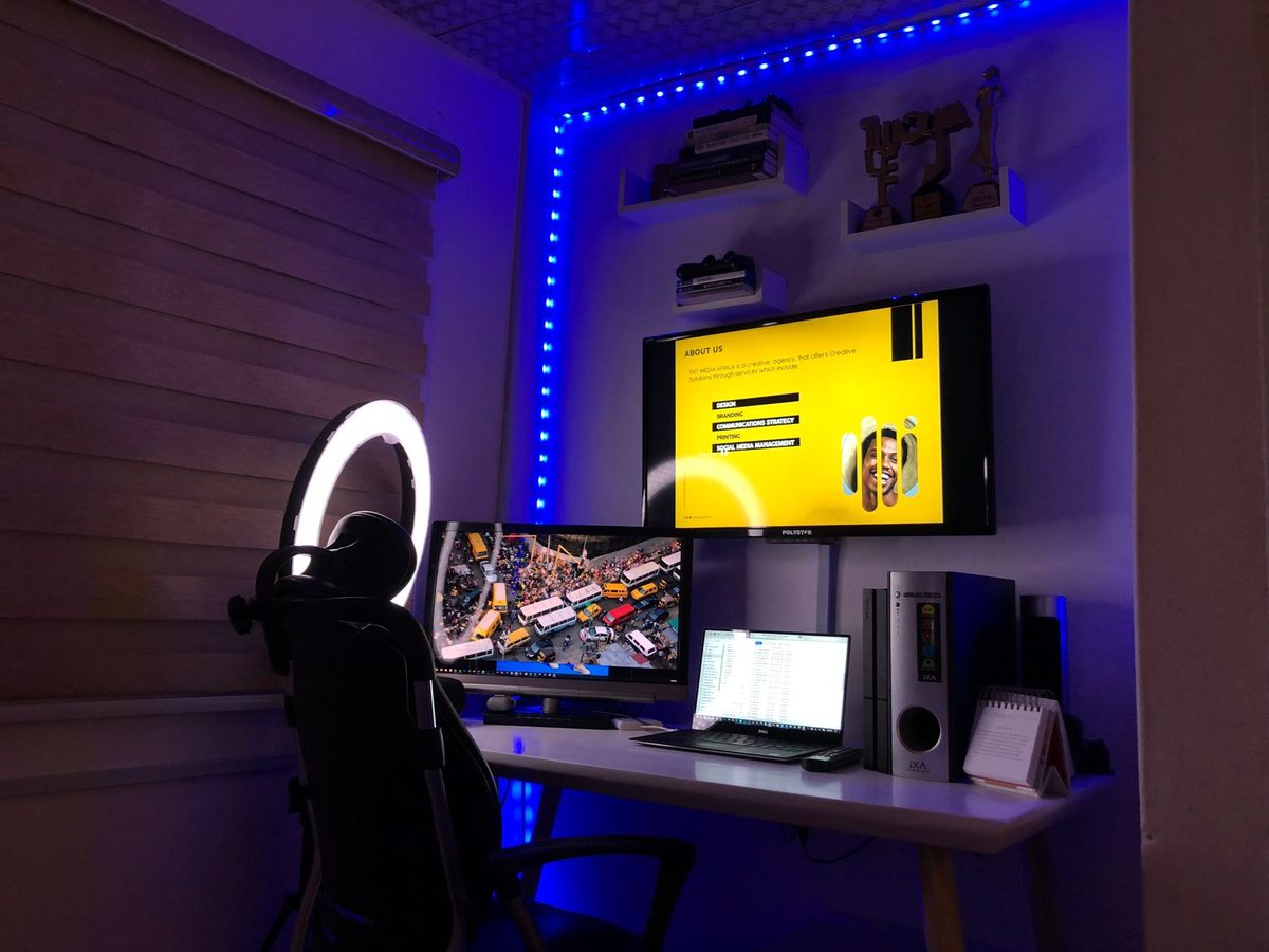 Placa Raspberry Pi 4 conectada a un televisor para gestionar contenido digital